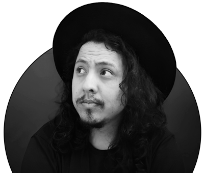 Avatar Ghael Foto de Ghael Henrique Moura Leite em preto e branco, utilizando um chapéu preto e uma camiseta preta, ele está com o cabelo solto e olhando levemente para o lado esquerdo.